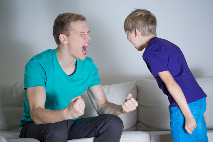 θυμός-μπαμπάς-ουρλιάζει-σε-γιο
